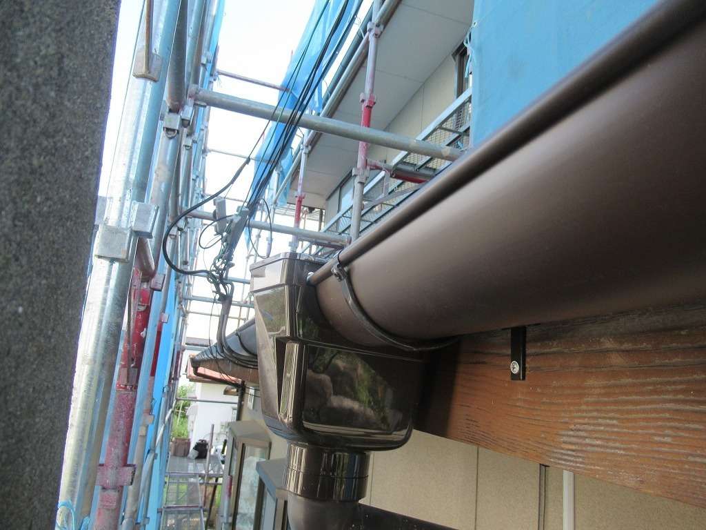 韮崎市にて歪んで勾配不良が発生していた雨樋の交換工事を行いました