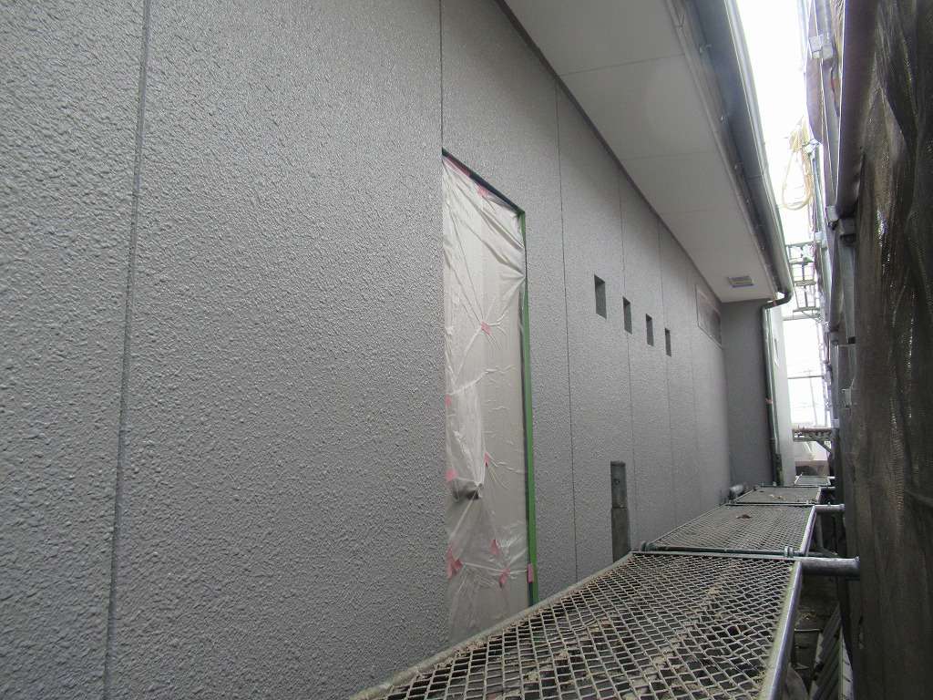 笛吹市の住宅様にてクラックなどの劣化が見られたモルタル外壁の塗装工事を行いました