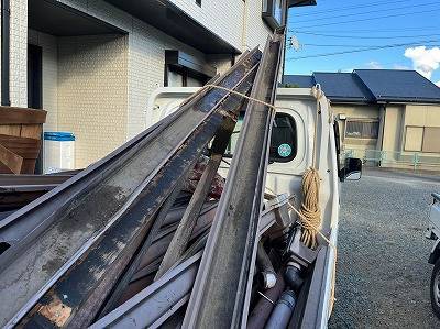 富士川町で歪んで劣化した雨樋を金具含めて全て交換工事しました