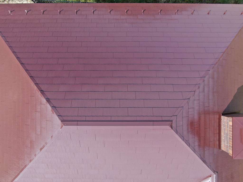 山梨県韮崎市の住宅にて赤い屋根の屋根塗装工事を行いました