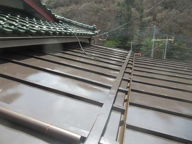 笛吹市で2階建ての古民家の雨漏れ補修、瓦棒屋根の塗装工事を行いました！