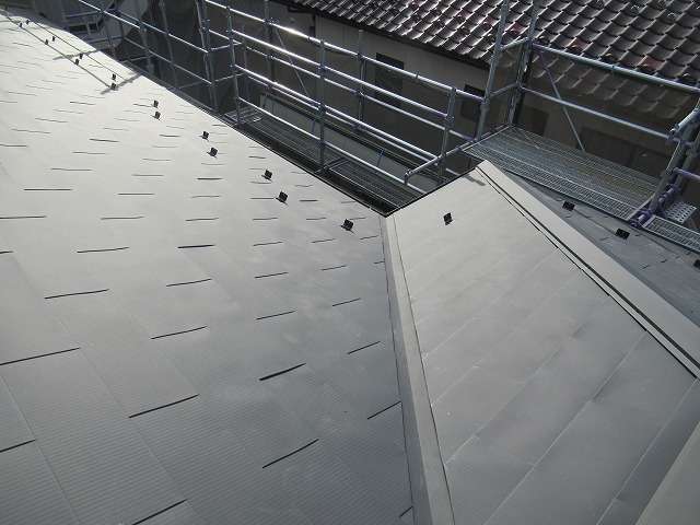 甲府市でパミール屋根からガルバリウム鋼板への屋根カバー工事を行いました！