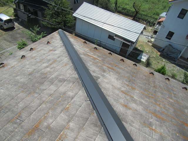 韮崎市の住宅で強風により破損した、屋根棟板金の修繕工事を行いました！