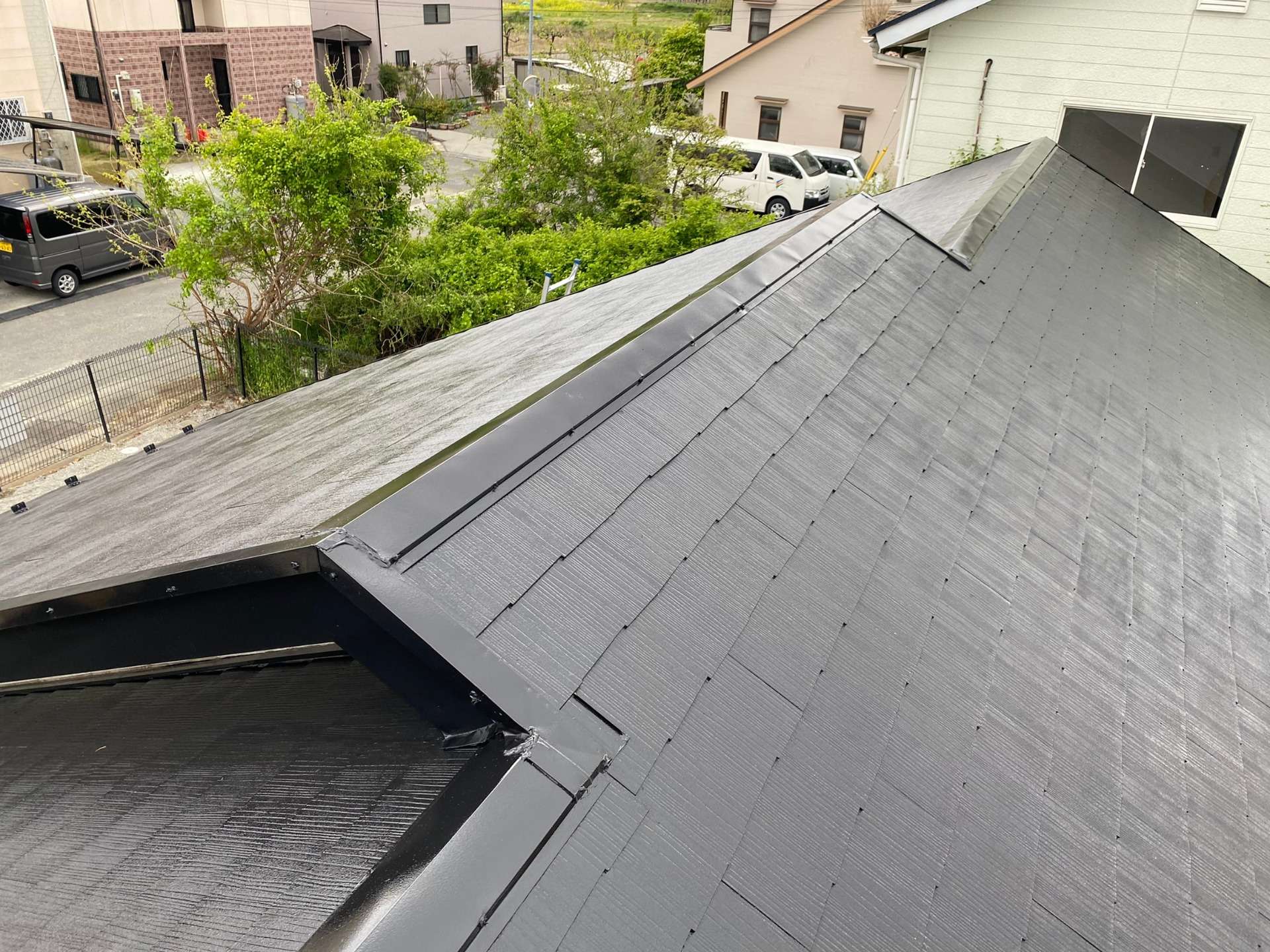 南アルプス市での防水耐性が低下・失われてしまっている屋根の塗装工事、その他補修工事を施工しました