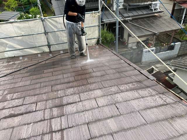 甲府市で屋根塗装工事前の高圧洗浄を行いました！