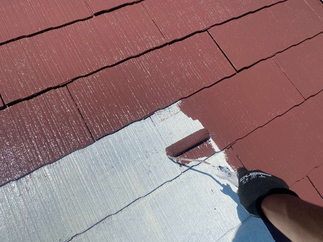 甲府市で屋根塗装工事を行いました！本日は中塗りになります。