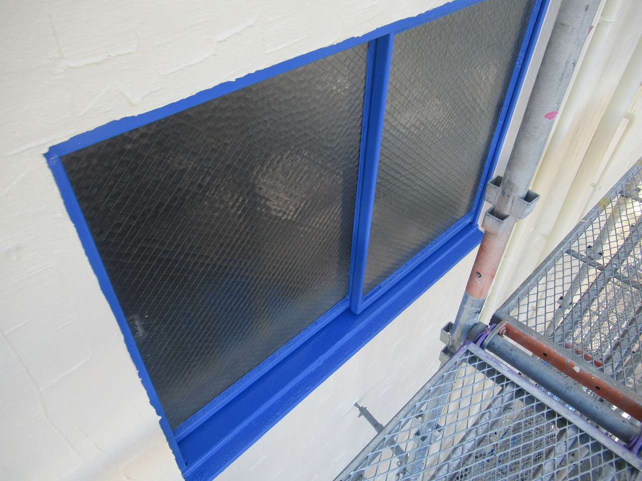 甲府市でサッシ窓枠の鉄部塗装を行いました！