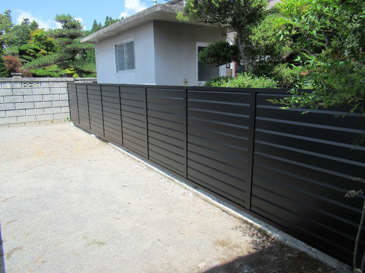 韮崎市で目隠しフェンスの設置工事を行いました！