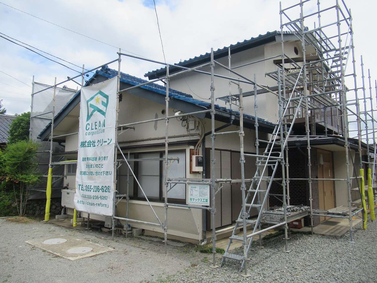 韮崎市　外壁塗装工事　足場設置