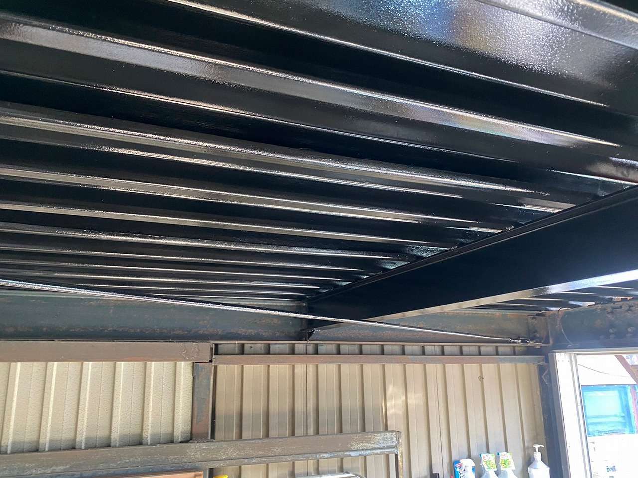 甲府市でサビが発生していた車庫の天井をフッ素塗料にて塗装致しました！