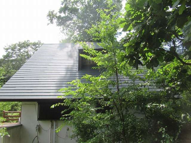 北杜市の別荘で行われておりました屋根カバー工事が完成しました！！