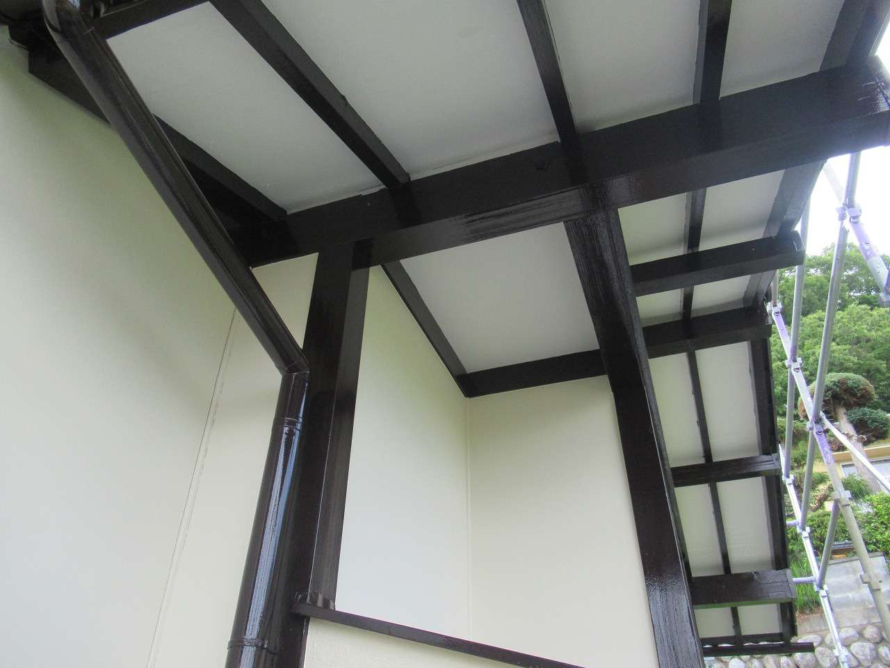 北杜市で木部・軒天井の塗装工事を行いました！