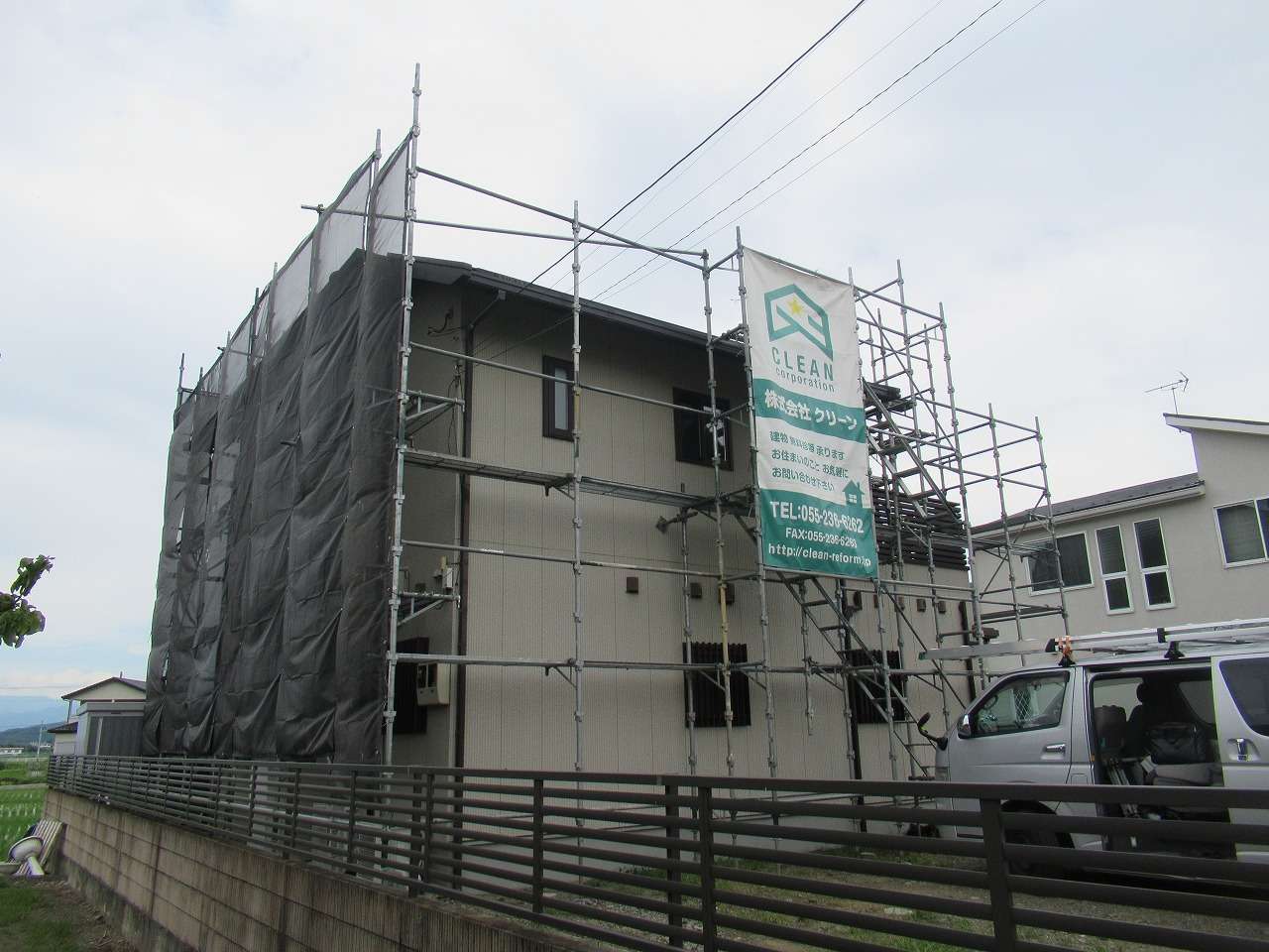 市川三郷町で屋根・外壁塗装工事が始まり、足場設置が完了しました！