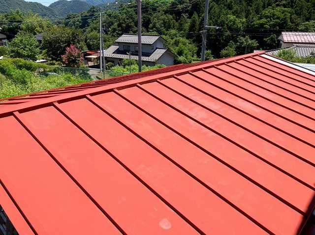 大月市の和風住宅のトタン屋根の塗装を開始しました！
