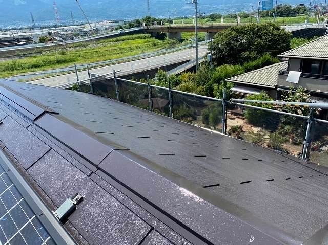 市川三郷町の2階建て住宅で行われた屋根塗装の工程をご紹介します！！