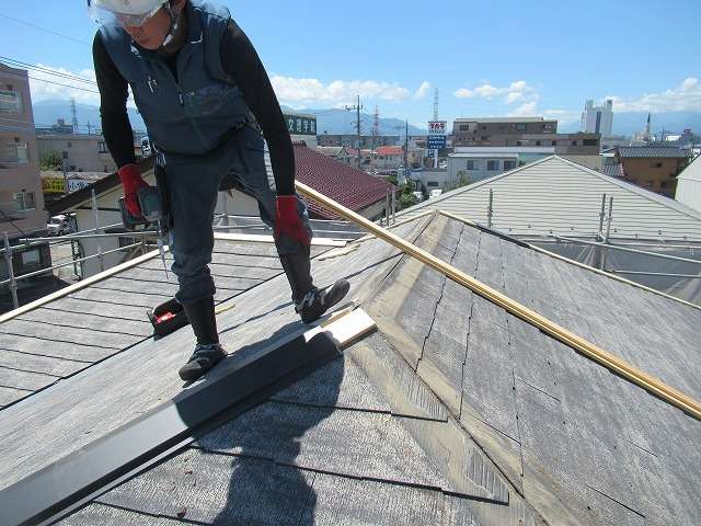 甲府市の住宅で屋根棟板金の交換工事を行いました！！
