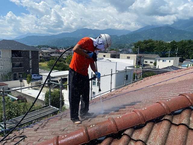 南アルプス市で屋根塗装工事が始まり、モニエル瓦の高圧洗浄を行いました！