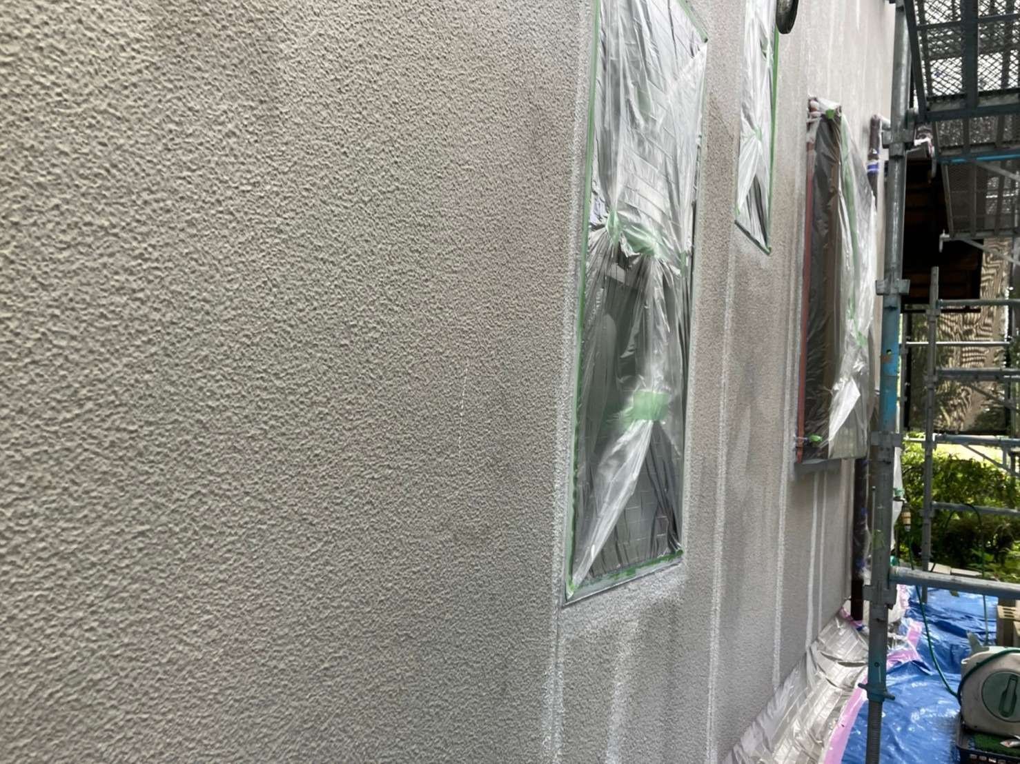 甲斐市で和風二階建ての外壁塗装工事の下塗り・中塗りの施工をおこないました！