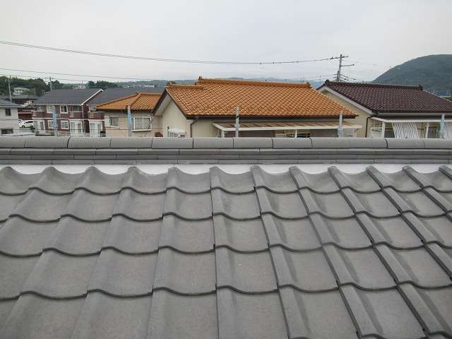 甲斐市で経年劣化でひび割れが発生した屋根漆喰の補修工事を行いました！