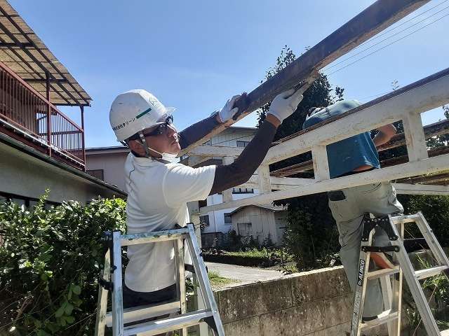 山梨市でカーポートの塗装と屋根の張替え工事のご依頼をいただきました！