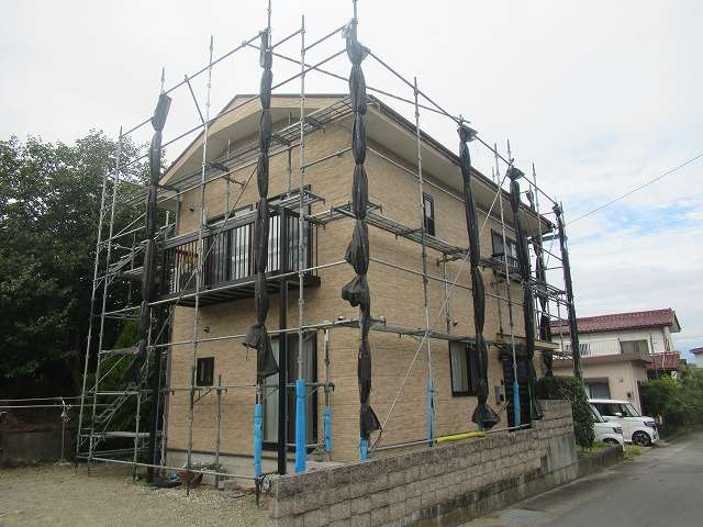 韮崎市で屋根外壁塗装工事が始まり、足場設置が完了しました！