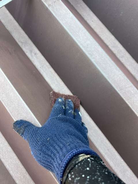 中央市　カーポート屋根塗装　ケレン作業