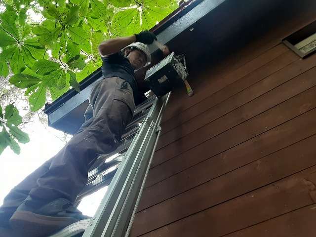 鳴沢村の別荘で瓦棒屋根・破風塗装工事を行っておりますのでご紹介いたします！