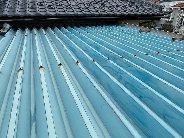 富士川町で倉庫と車庫の屋根・その他の塗装工事が始まりました！