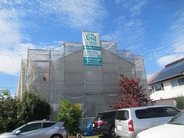 甲府市で屋根外壁塗装工事がスタートし、足場設置、高圧洗浄を行いました！！
