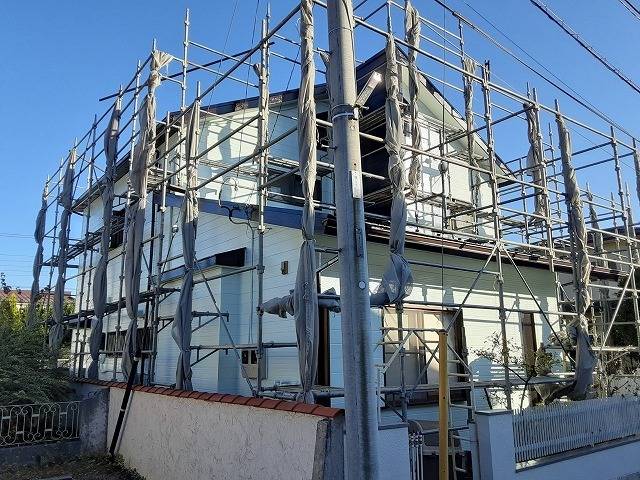 甲府市の屋根外壁塗装が完成し、足場のメッシュシートをたたむ作業を行いました！