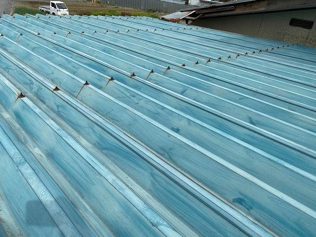 富士川町　折半屋根塗装　ケレン作業