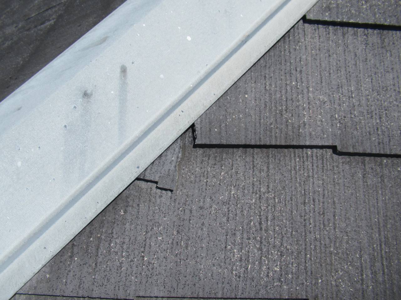 甲府市で棟板金工事とスレート屋根補修を行いましたのでご紹介いたします！