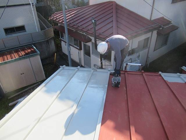 富士吉田市でさびが出始めたトタン屋根の塗装工事を行いました！