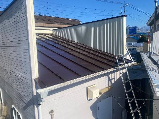 山梨市で瓦棒の屋根塗装工事を行いました！