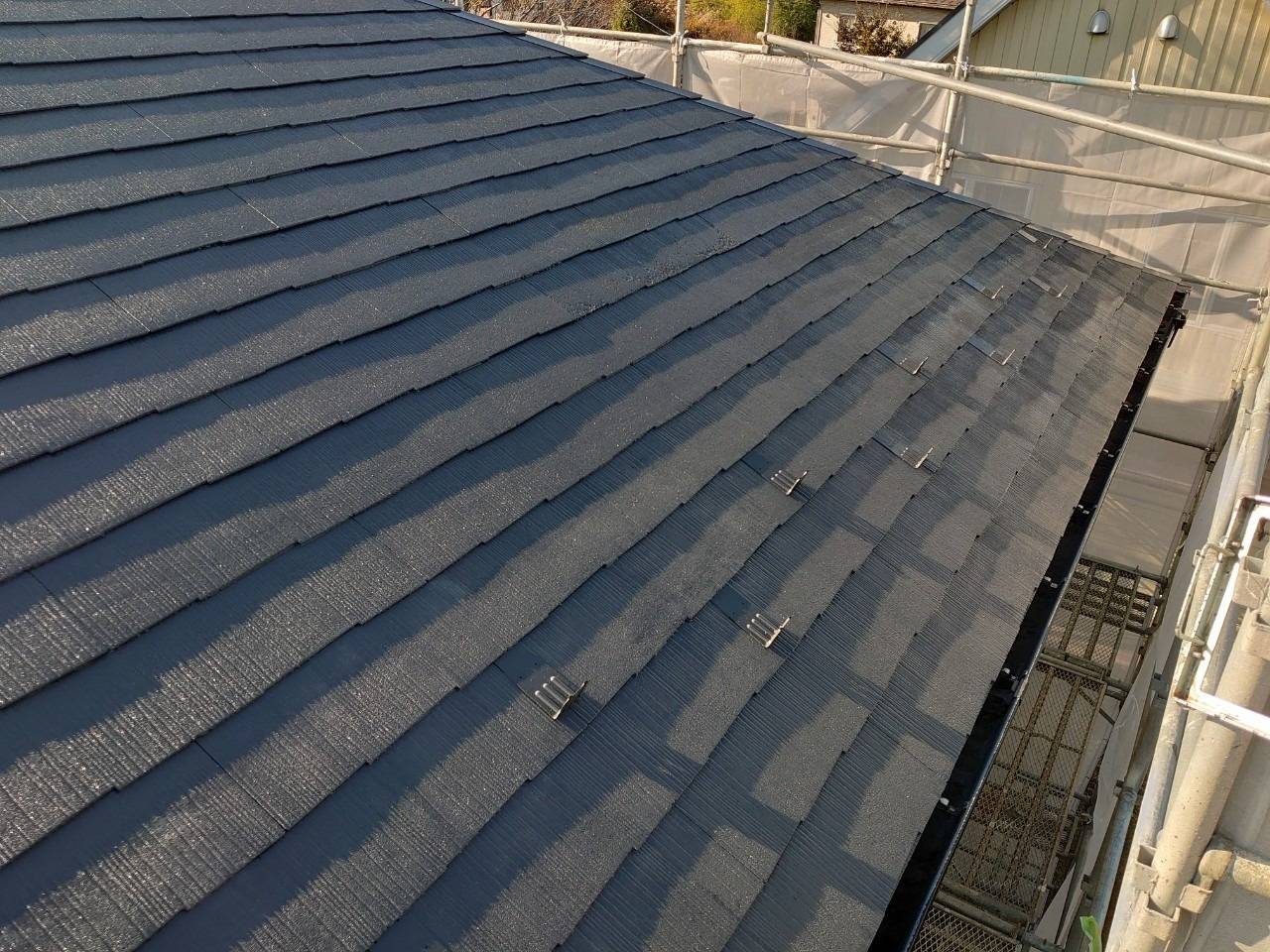 北杜市でカビやコケ、防水機能が低下してるスレート屋根の塗装工事をおこないました！