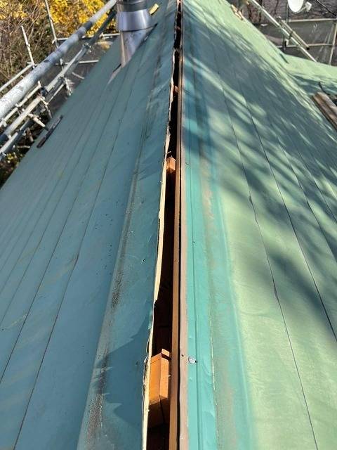 北杜市のログハウスの急勾配屋根で換気棟を設置しました！