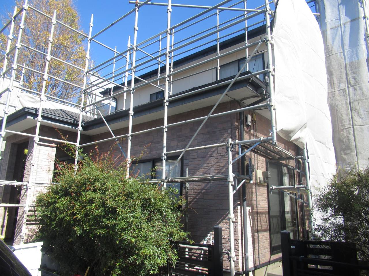 北杜市でバイカラーの洋風な二階建ての屋根・外壁塗装工事が行われてました屋根塗装前編をご紹介いたします！