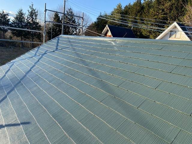 北杜市の平屋建て住宅にてモスグリーン色で屋根塗装工事を行いました！