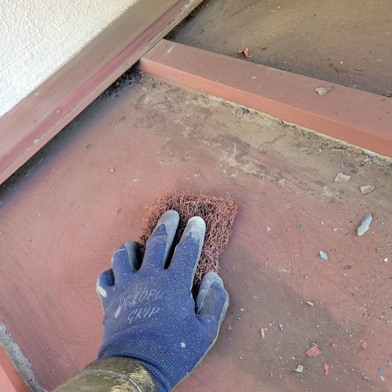 トタン屋根塗装：ケレン作業