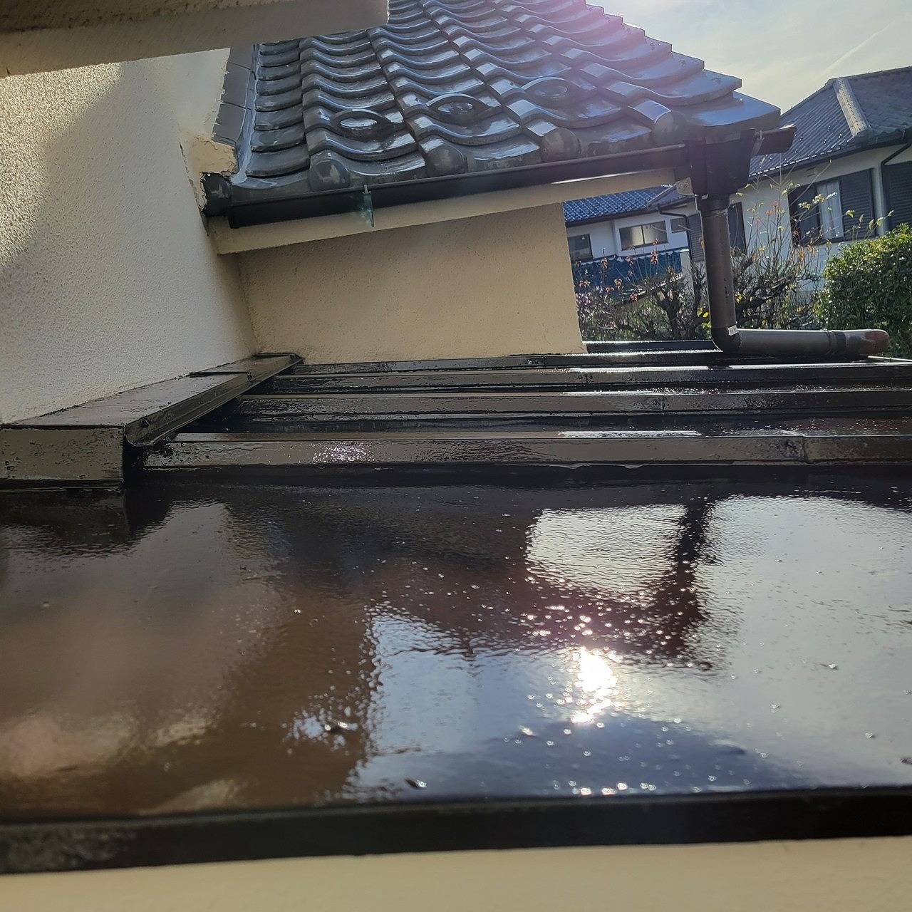 甲府市の住宅にて玄関上の屋根塗装工事を行いました！