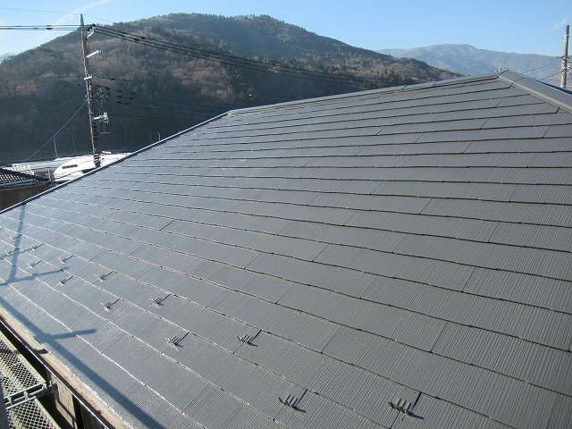 南アルプス市で色あせしたスレート屋根の塗装工事を行いました！