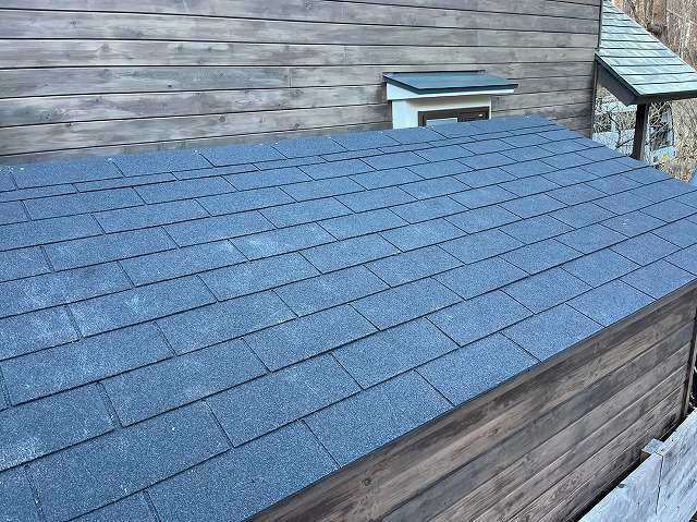 北杜市で劣化して苔だらけになってしまったアスファルトシングルの屋根を張り替えました！