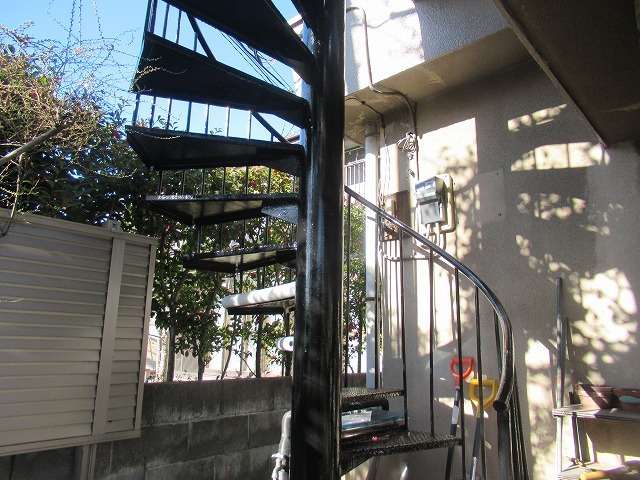 甲斐市で塗膜が剥がれたバルコニーと階段をフッ素塗料で塗装しました！