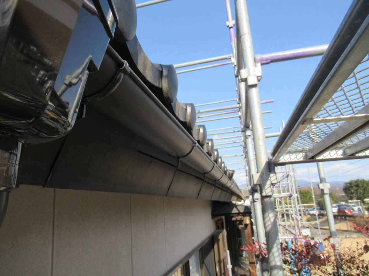 韮崎市で経年により歪んで勾配がとれていない雨樋の新規交換工事をおこないました