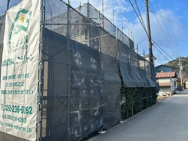 富士吉田市で屋根の大きい2階建て住宅で塗装工事が始まりました！