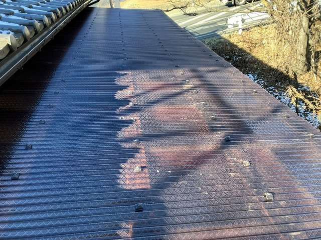 北杜市で倉庫屋根の波板をクロスラインを使用し、張替ました