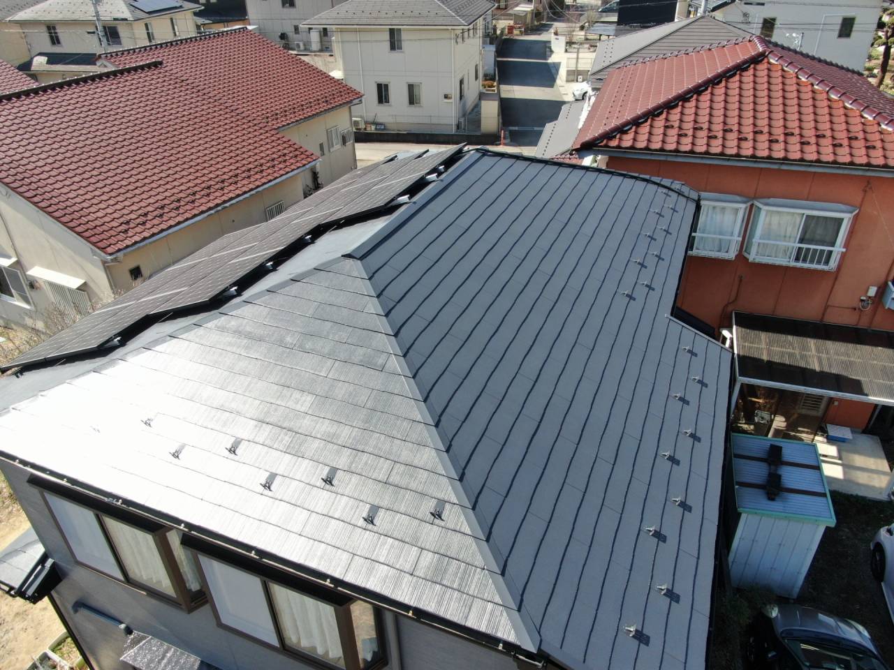 甲斐市で対候性が低下したスレート屋根の塗装工事を行いました