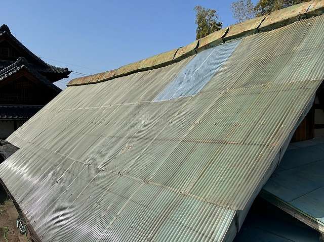 甲府市で春一番で破損した屋根材の補修工事を行いました