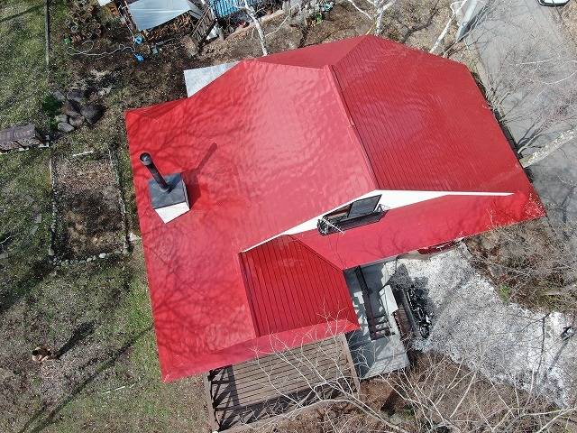 北杜市で赤の屋根が印象的な別荘の塗装工事が完成しました