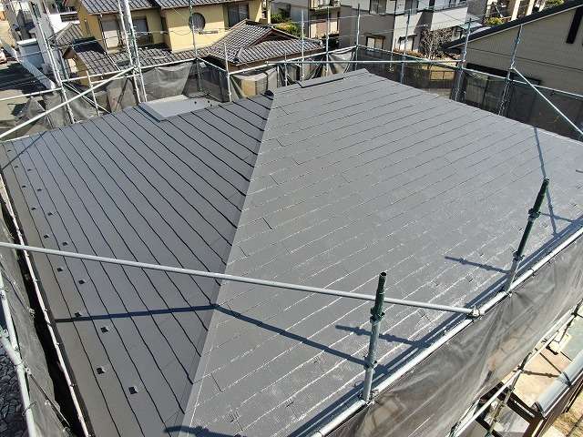 甲斐市で塗膜が剥がれたスレート屋根の塗装工事が完成しました